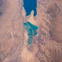 Hoy día la parte sureña del Mar Muerto tiene lo que llaman una lengua de tierra firme o una península. Es desde esta zona que uno puede ver los restos del valle de Siddim.