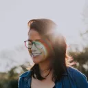 La felicidad que es saludable y permanente proviene de comprender y aceptar el maravilloso regalo del perdón que Cristo ofrece y luchar para vivir de acuerdo a las leyes de Dios.