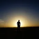 A pesar de todas las malas noticias que nos rodean, Jesús dijo en Lucas 21:31 que podemos consolarnos al saber que el Reino de Dios está a la vuelta de la esquina. ¡Aún hay esperanza! Hay luz al final del túnel.