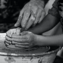 Sobre la mesa del alfarero, damos vueltas y vueltas, muchas veces sin saber qué será de nosotros.