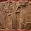 El obelisco Negro de Salmanasar III, hoy en el Museo Británico. En la figura de la derecha,  Jehú inclinándose ante Salmanasar