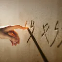 Durante un banquete el rey Baltasar vio una mano que escribía en la pared