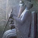 Rey Darío I con su cetro