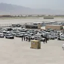 Los soldados afganos inspeccionan algunos de los miles de vehículos estadounidenses abandonados en la retirada estadounidense de la base aérea de Bagram, Afganistán, en julio de 2021.