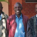 Joseph Kaputula (izquierda) y sus hermanos Christopher y Samuel Ndungyuyonga