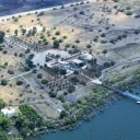 Posibles restos de la sinagoga original debajo de los cimientos de la Iglesia de San Pedro en Cafarnaúm