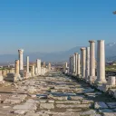 Ruinas de la calle Siria en la antigua ciudad de Laodicea