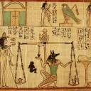 Anubis, el dios con cabeza de chacal pesa el corazón del muerto en las escalas de la justicia y mira a Osiris para la sentencia – vida eterna en el paraíso o ser arrojado en el fuego, agua hirviendo o a un monstruo para ser destrozado.
