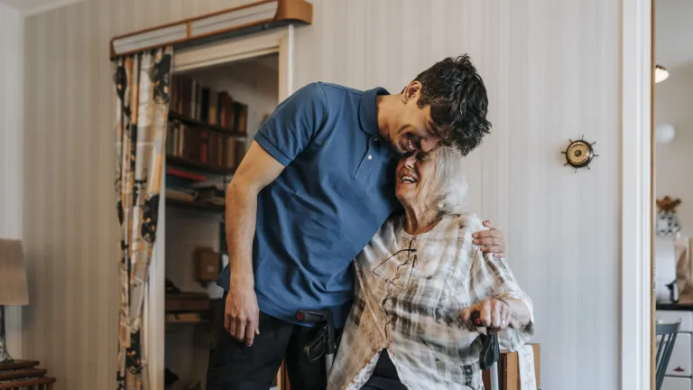 Hijo abraza a su madre