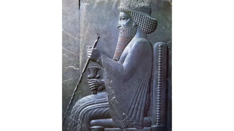 Rey Darío I con su cetro.
