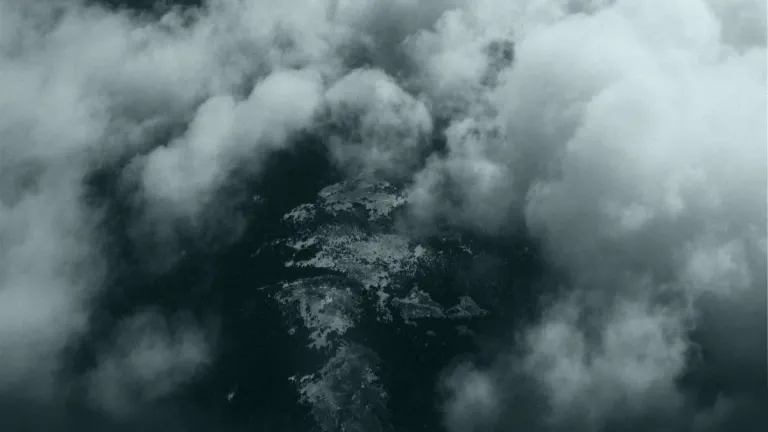 El significado del término "anticristo" es "contra Cristo".