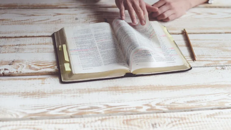 El Espíritu de Dios —también llamado el Espíritu de Cristo— es lo que hace a uno cristiano, un seguidor de Jesucristo guiado por el Espíritu.