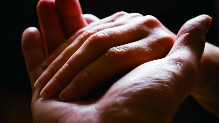 A medida que una persona se convence de la verdad de la Biblia y de la necesidad del sacrificio expiatorio de Jesús, también ve la necesidad de bautizarse. Luego, un ministro de Dios le impone las manos.