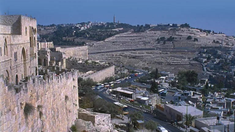 El profeta Zacarías describe cómo Jesús regresará al Monte de los Olivos (al fondo, arriba), que domina Jerusalén (primer plano) en el lado este de la ciudad. Tres eras de la historia humana