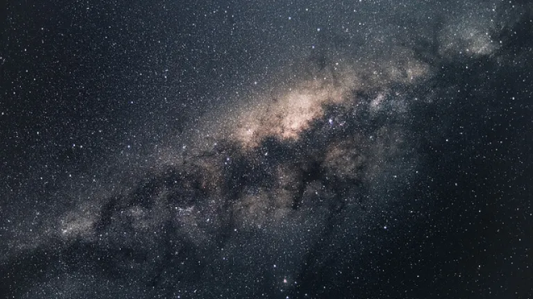 Hay tres cielos descritos en la Biblia. El primer cielo corresponde a la atmósfera. El segundo abarca todo el Universo físico, es decir, nuestro sistema solar, las estrellas y las galaxias. El tercer cielo es la morada actual de Dios. Cielos