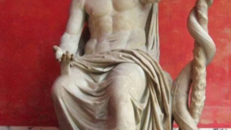 Estatua de Esculapio, dios de la medicina en la mitología romana.
