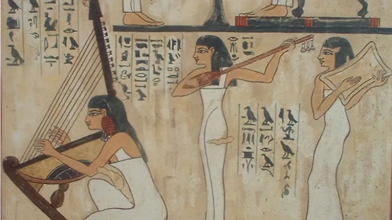 El adufe o tamboril, que en este relieve tañen mujeres egipcias, era una especie de pandereta que consistía en un aro de madera cuyo vano estaba cubierto de piel estirada. arpista-en-egipto