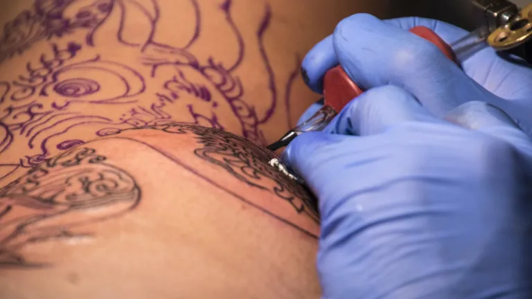 La prohibición en contra de los tatuajes en Levítico 19:28 puede considerarse independiente de las “heridas en el cuerpo por causa de los muertos” si se toma en cuenta la redacción especifica del versículo. La prohibición en contra de los tatuajes en Levítico 19:28 puede considerarse independiente de las “heridas en el cuerpo por causa de los muertos” si se toma en cuenta la redacción especifica del versículo.