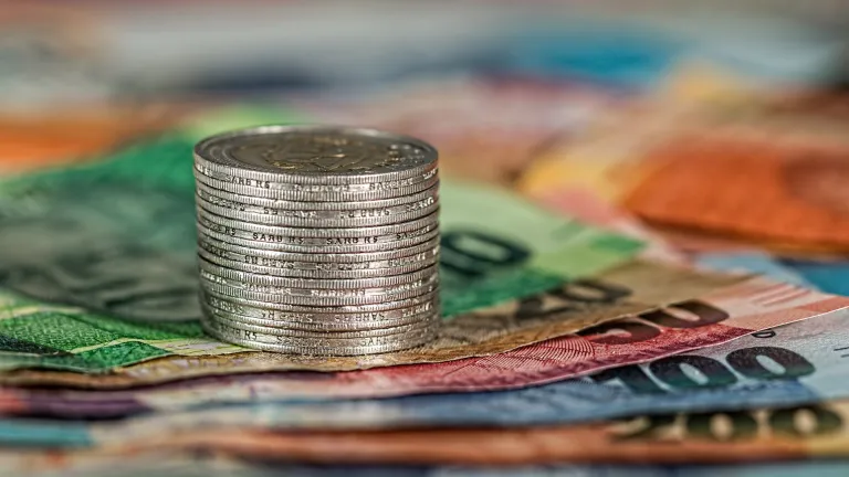 Luego de entregar las leyes básicas sobre el matrimonio, Dios procede a delinear las leyes sobre el manejo de la economía.