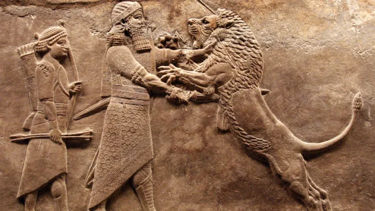 Nimrod  renombrado cazador, gobernante y constructor fundó la ciudad de Nínive y es una figura legendaria en la historia antigua. Noten tamaño de la figura en comparación con el león.