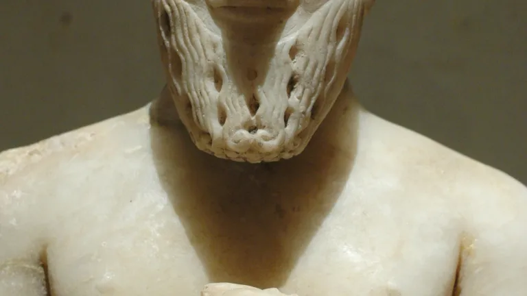 Estatua del rey de Mari, con un saludo sonriente