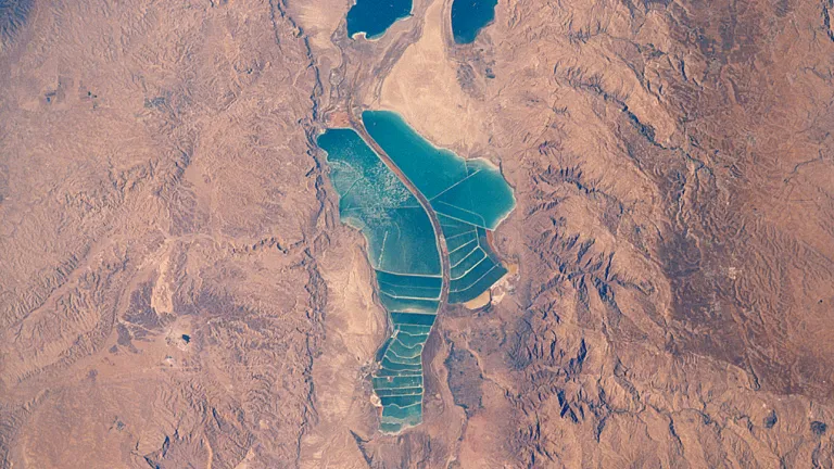 Hoy día la parte sureña del Mar Muerto tiene lo que llaman una lengua de tierra firme o una península. Es desde esta zona que uno puede ver los restos del valle de Siddim.