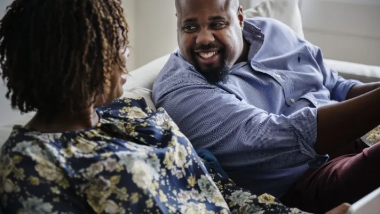 Una forma importante de profundizar en la amistad amorosa con su cónyuge, es tomarse tiempo para divertirse juntos. Es un regalo que debe perdurar. A la gente le encanta reír, y es una maravillosa actividad que es saludable también para un matrimonio.