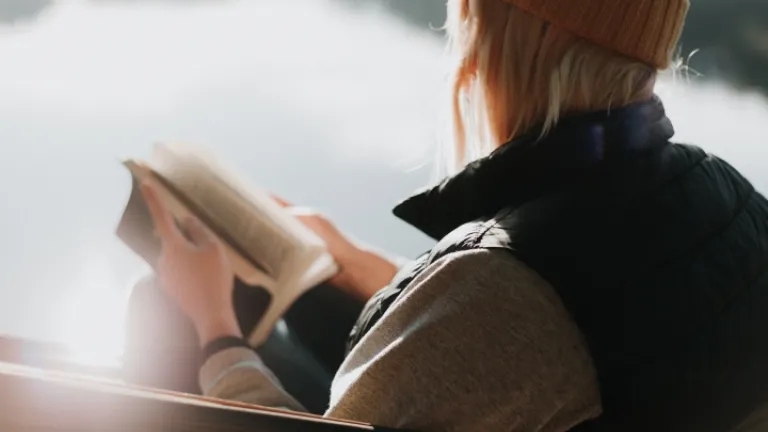 La definición de lo que constituye el pecado comienza con los diez Mandamientos. Lo que ha cambiado es la forma cómo la humanidad hace expiación por los pecados. Un mejor sacrificio por la expiación, se provee a través del sacrificio de Jesús.