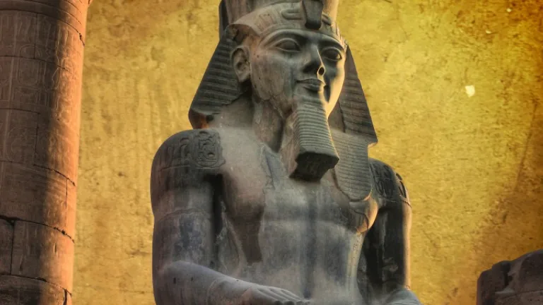 Los faraones eran considerados hijos literales de Ra o la encarnación divina de Horus. Se pensaba que encarnaban a todos los dioses de Egipto y que eran su representante ante el pueblo egipcio.