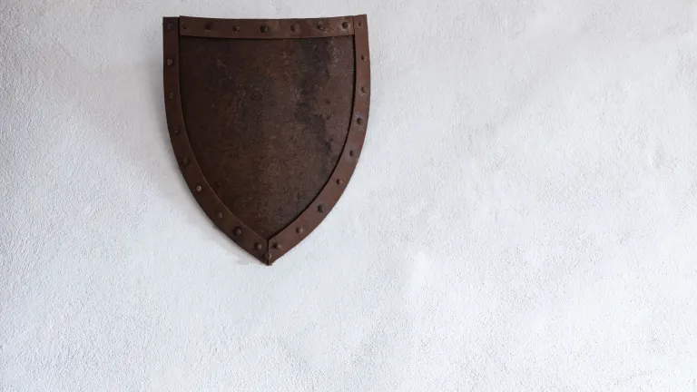 Si queremos defender eficazmente nuestra fe, no debemos limitarnos a enseñar la Biblia; también debemos defenderla como una fuente confiable y a Dios como un ser real.