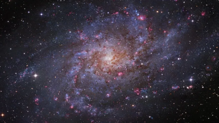 La Tierra, nuestro sistema solar, nuestro universo y todo lo que podemos ver está centrado en Dios. El universo existe para cumplir el propósito y el plan de Dios para la humanidad. La Tierra, nuestro sistema solar, nuestro universo y todo lo que podemos ver está centrado en Dios. El universo existe para cumplir el propósito y el plan de Dios para la humanidad.