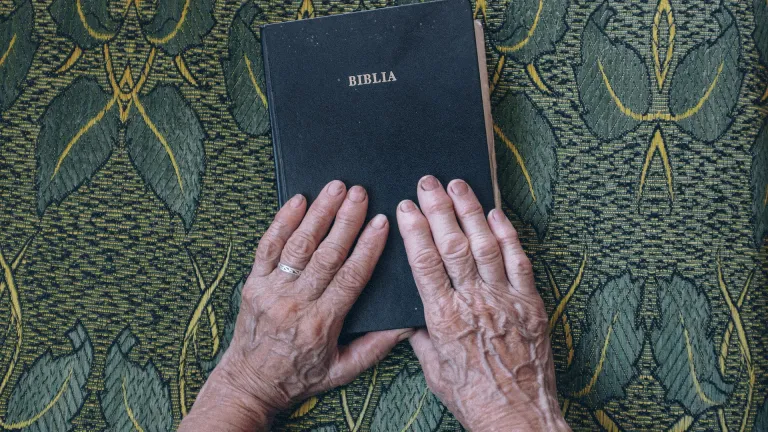 Es necesario que la Palabra de Dios habite en el corazón “como si estuviera en su propia casa”, para efectuar su obra completa. La Biblia contiene la Palabra de Dios