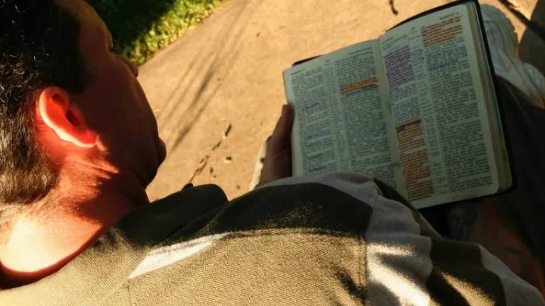 El Nuevo Testamento está lleno de instrucciones para guardar los Diez Mandamientos.