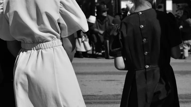 Debemos darnos cuenta de que se nos ha perdonado una enorme deuda, y que lo que otros nos deben es insignificante en comparación. Debemos darnos cuenta de que se nos ha perdonado una enorme deuda, y que lo que otros nos deben es insignificante en comparación.