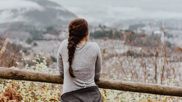 Hablarle a Dios nos recuerda que debemos enfocarnos en él y no en nuestro pánico ante la prueba que enfrentamos. Hablarle a Dios nos recuerda que debemos enfocarnos en él y no en nuestro pánico ante la prueba que enfrentamos.
