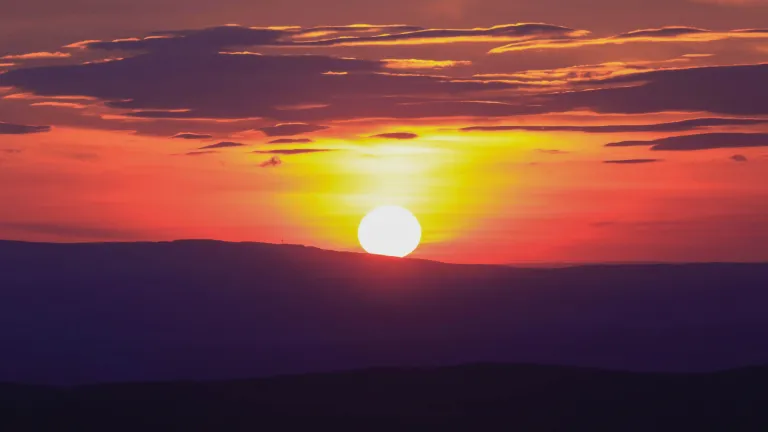 El sábado ha existido durante mucho tiempo; Dios lo instituyó en la creación. Después de que Dios creó los cielos y la tierra, descansó el séptimo día, instituyendo un ciclo de trabajo y descanso de siete días, que ha continuado a lo largo de la historia. ¿Se cambió el sábado por el domingo?