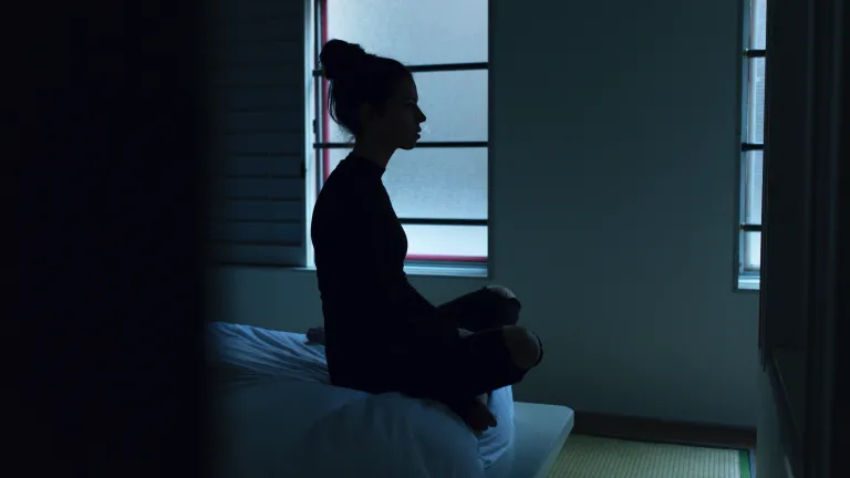 “El que trabaja coma poco o mucho siempre duerme a gusto… al rico, en cambio sus riquezas no lo dejan dormir” (Eclesiastés 5:12).