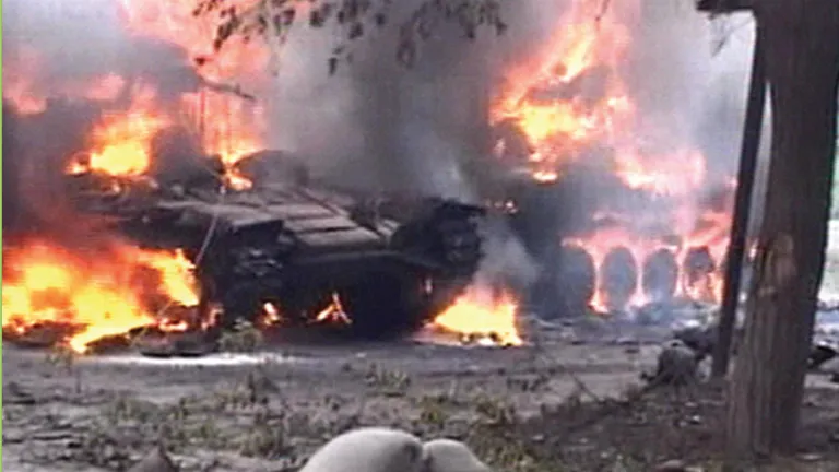 Tanques de las fuerzas armadas de Georgia se incendian en Tsjinvali, capital de la provincia georgiana de Osetia del Sur, durante una masiva invasión militar de Rusia llevada a cabo en agosto del año pasado. Tanques de guerra