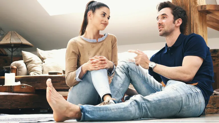 Un matrimonio unido por el vínculo divino se caracteriza por dos personas dispuestas a escucharse mutuamente  y a conversar sobre sus diferencias con actitud humilde. Manual de instrucciones de Dios para el sexo y el matrimonio