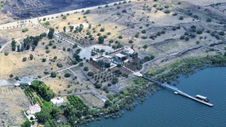 Posibles restos de la sinagoga original debajo de los cimientos de la Iglesia de San Pedro en Cafarnaúm