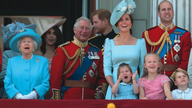 Cuatro generaciones de la familia real británica observan un espectáculo militar aereo en el Palacio de Buckingham. Cuatro generaciones de la familia real británica observan un espectáculo militar aereo en el Palacio de Buckingham.