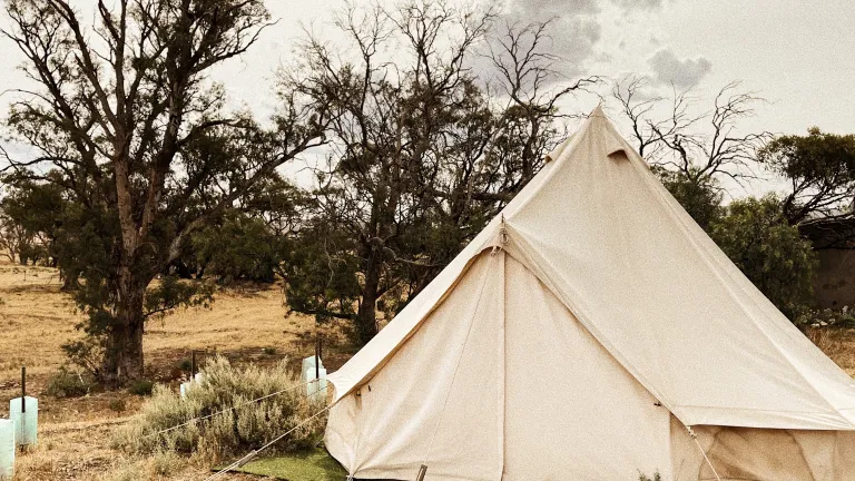 Pablo espera la voluntad de Dios en Tarso, curtiendo pieles y haciendo carpas