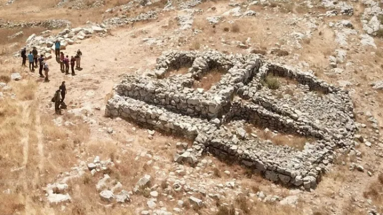 Una vista aérea del altar del Monte Ebal muestra su tamaño considerable y sus múltiples capas. Hallazgos del monte Ebal