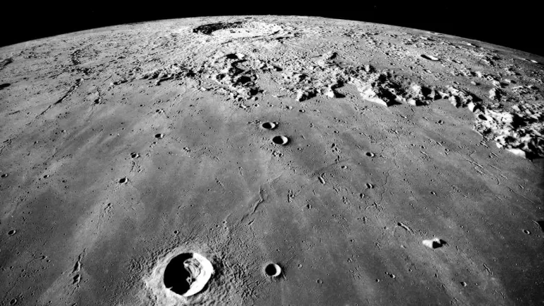 Mar Imbrium y el cráter Copérnico. Muestra de la devastación de la luna, semejante a la de los planetas.