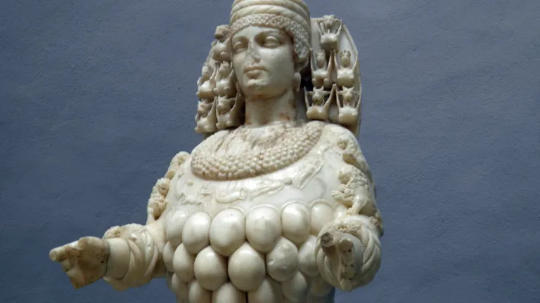 Una estatua de Artemisa, similar a la que deben haber fabricado los  artesanos de Éfeso. Ellos temían que el cristianismo arruinara su negocio. La falsa religión vs. el Camino