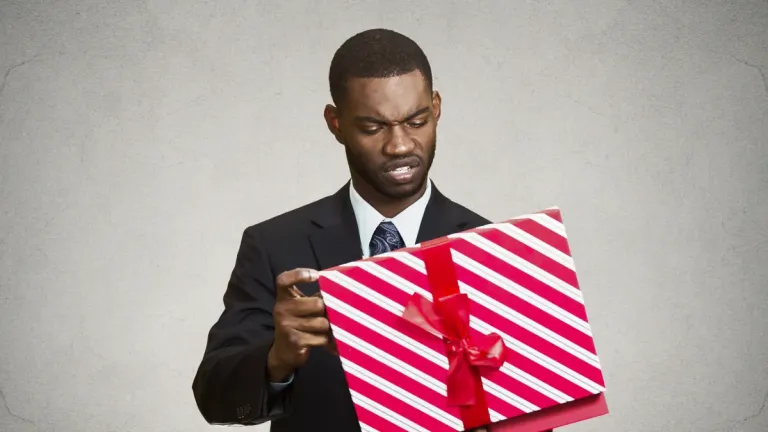 Imagina a una mujer dándole un regalo a su esposo en su cumpleaños. Solo que no es su cumpleaños. Es el cumpleaños de un antiguo novio. ¡La Navidad es hacer precisamente eso con Jesucristo!