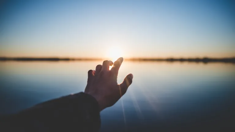 La práctica de la imposición de manos, al igual que el bautismo, tiene sus raíces históricas en el Antiguo Testamento.