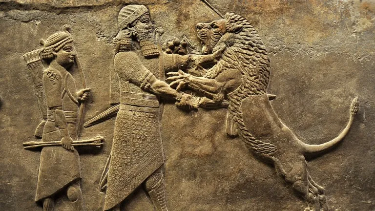 Nimrod: renombrado cazador, gobernante y constructor. Fundó la ciudad de Nínive y es una figura legendaria en la historia antigua. Noten el tamaño de su figura en comparación con el león.