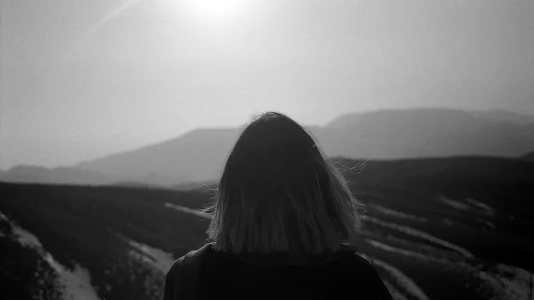 Cuando dejas de medir tus desafíos en función de tus propias fuerzas y, en cambio, confías en el poder de Dios, incluso los mayores "gigantes" de la vida se vuelven superables porque, en última instancia, la batalla le pertenece a él.