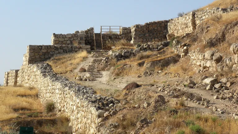 Restos de la fortaleza de Laquis con su doble muro.